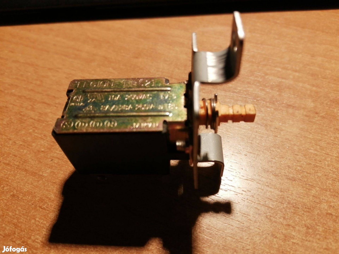 Nyomógombos hálózati kapcsoló Legion