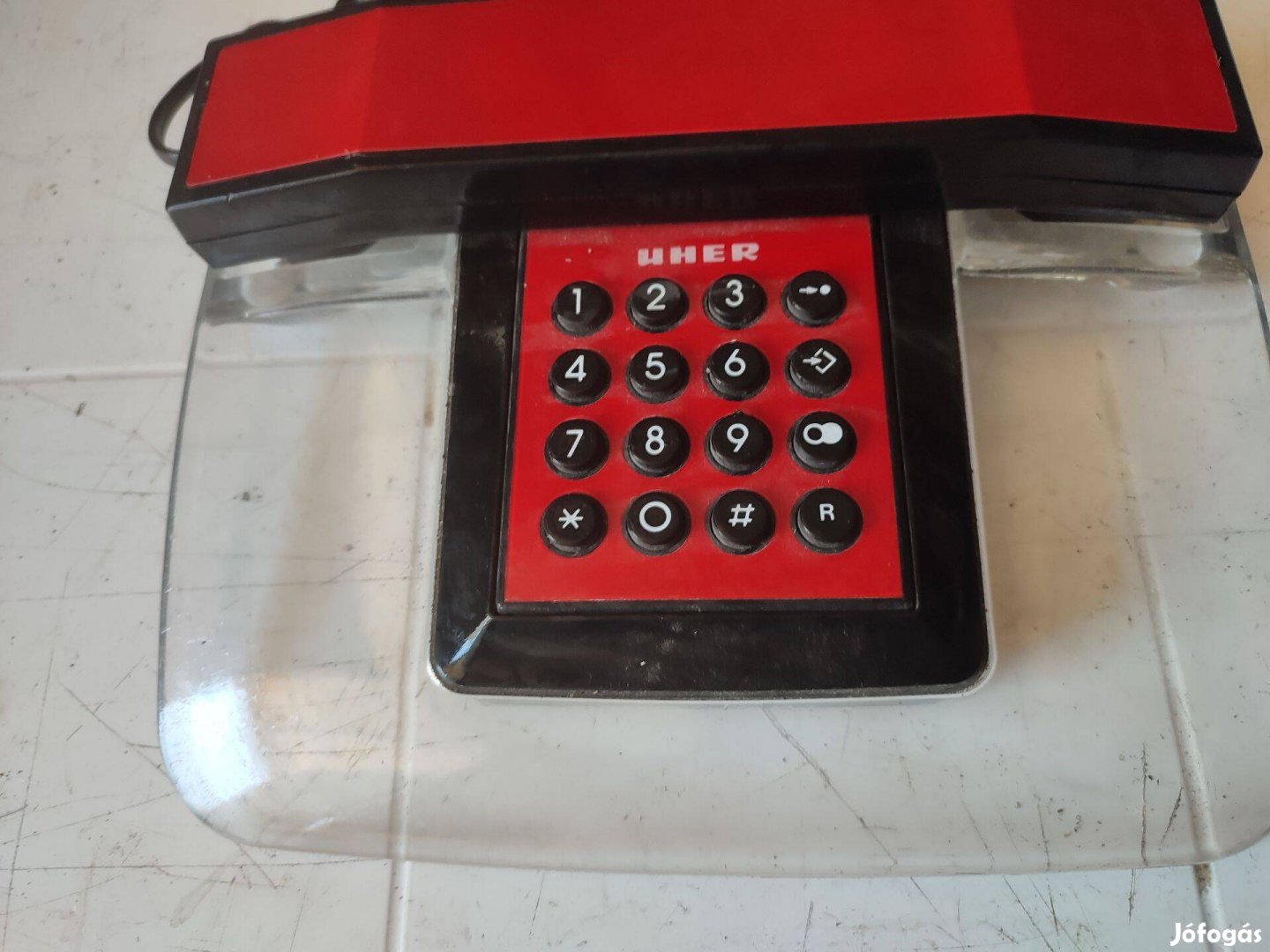 Nyomógombos piros telefon eladó