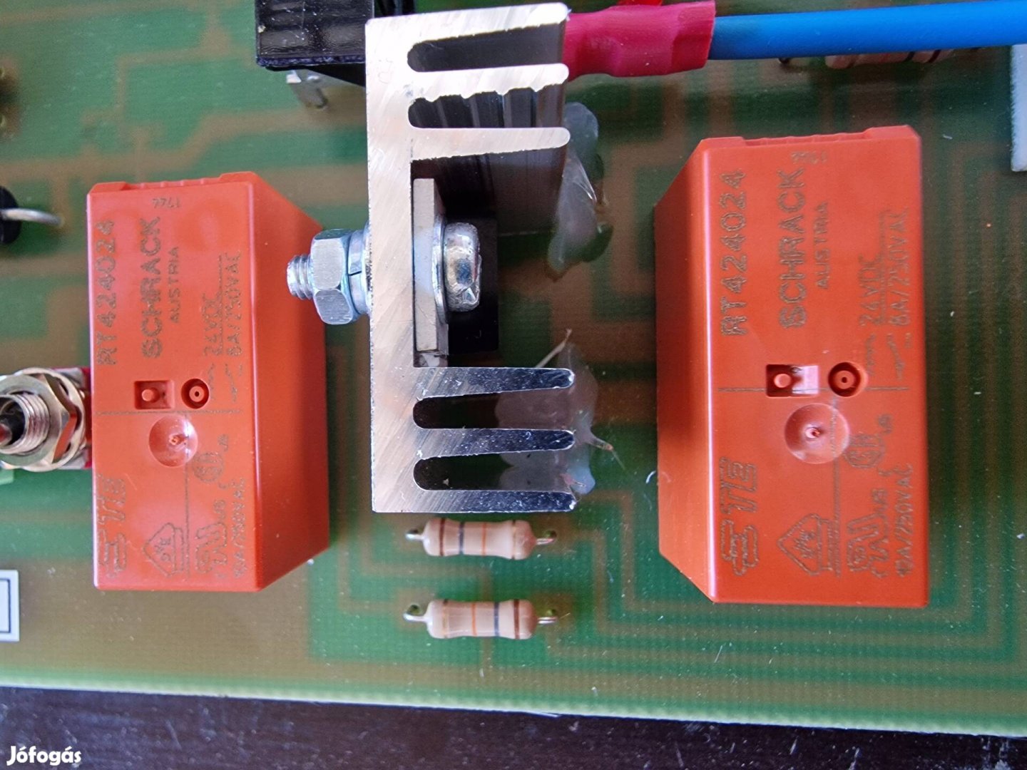 Nyomtatott áramkörök szerelt tranzisztor, kondenzátor, relé stb