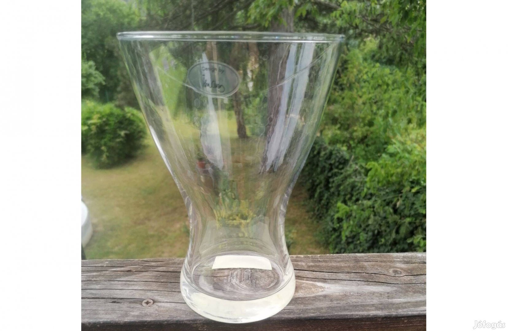 Öblös üveg váza eladó! 19 cm magas, a teteje 14 cm
