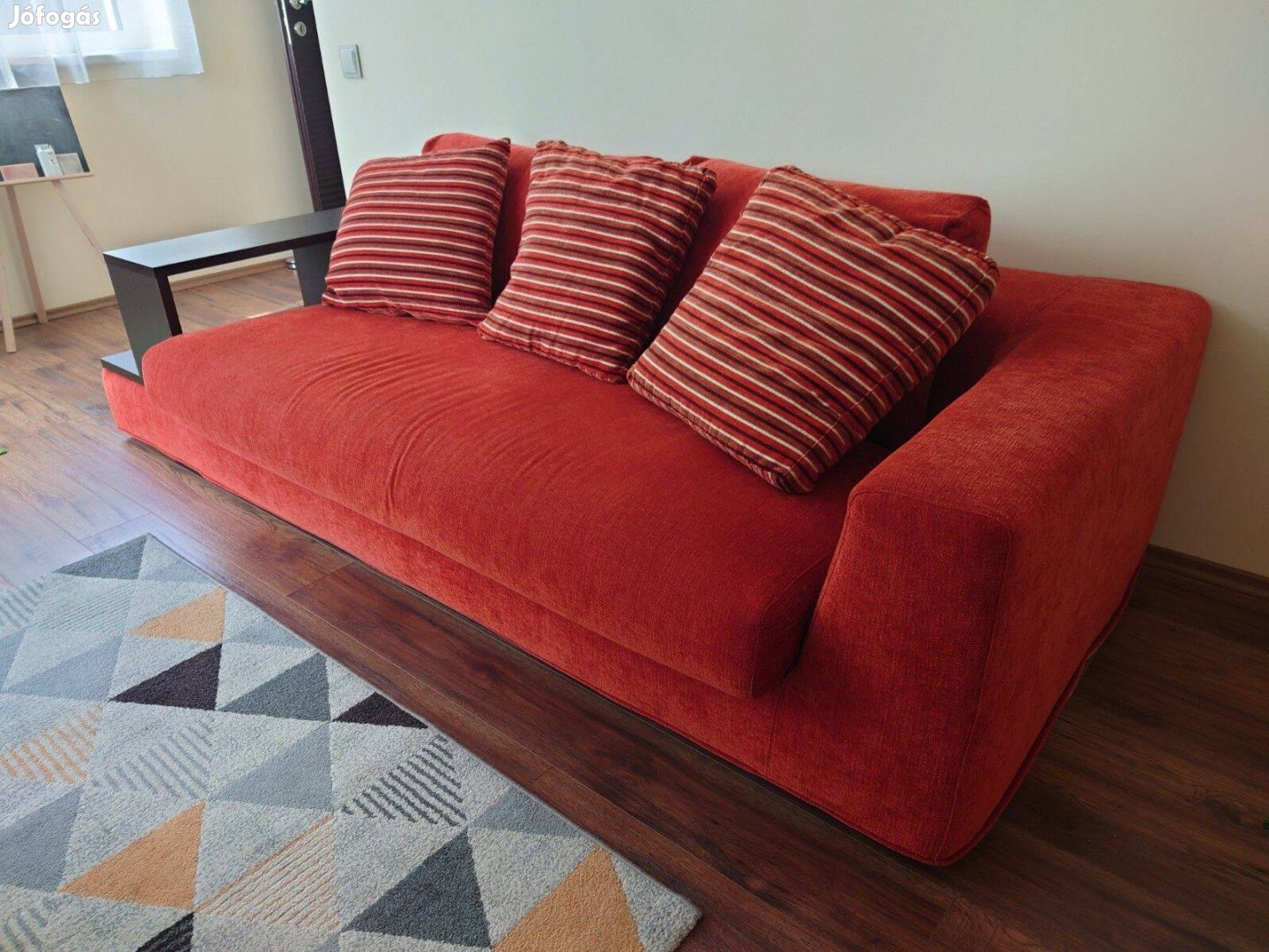 Olasz design kanapé, tároló polccal