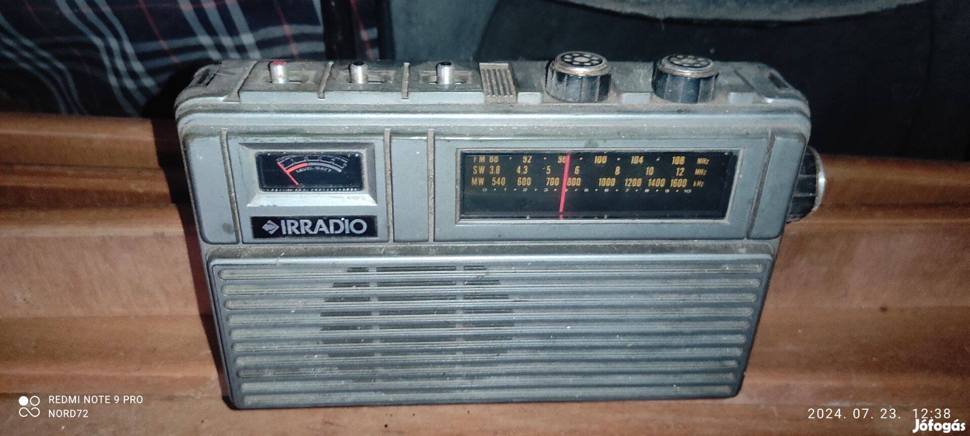 Olasz hordozható retro rádió