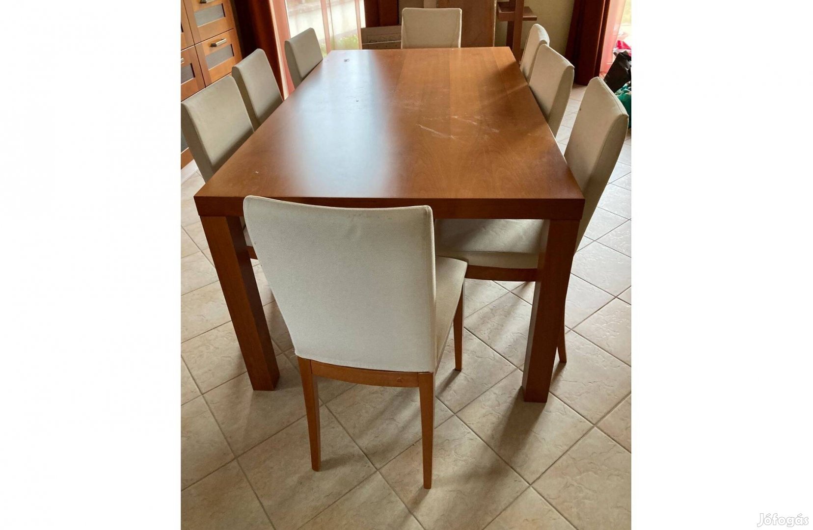 Olasz minőségi tömör fa étkezőasztal 8 db székkel és tálaló