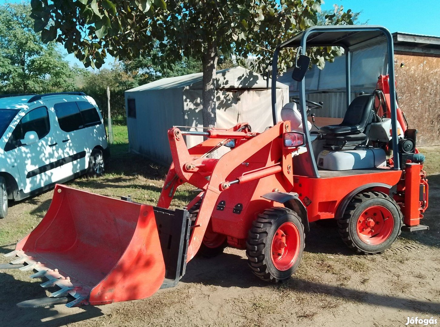 Olasz rakodó-árokásó gép 1,9t betonkeverő,raklapvilla,kanalak,stb