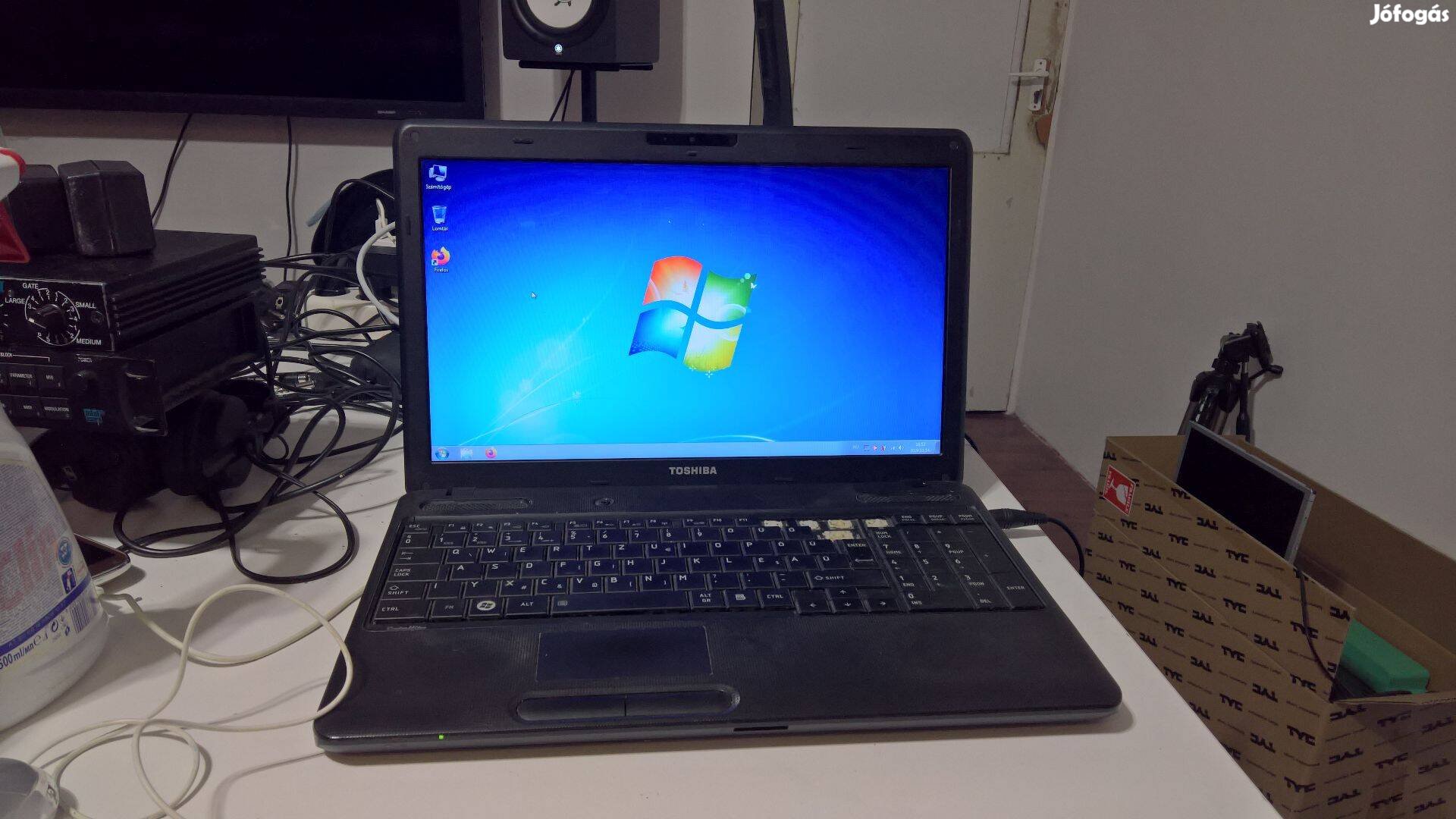 Olcsó Toshiba C660 laptop win 7 HD kijelző 2 magos laptop 9900ft