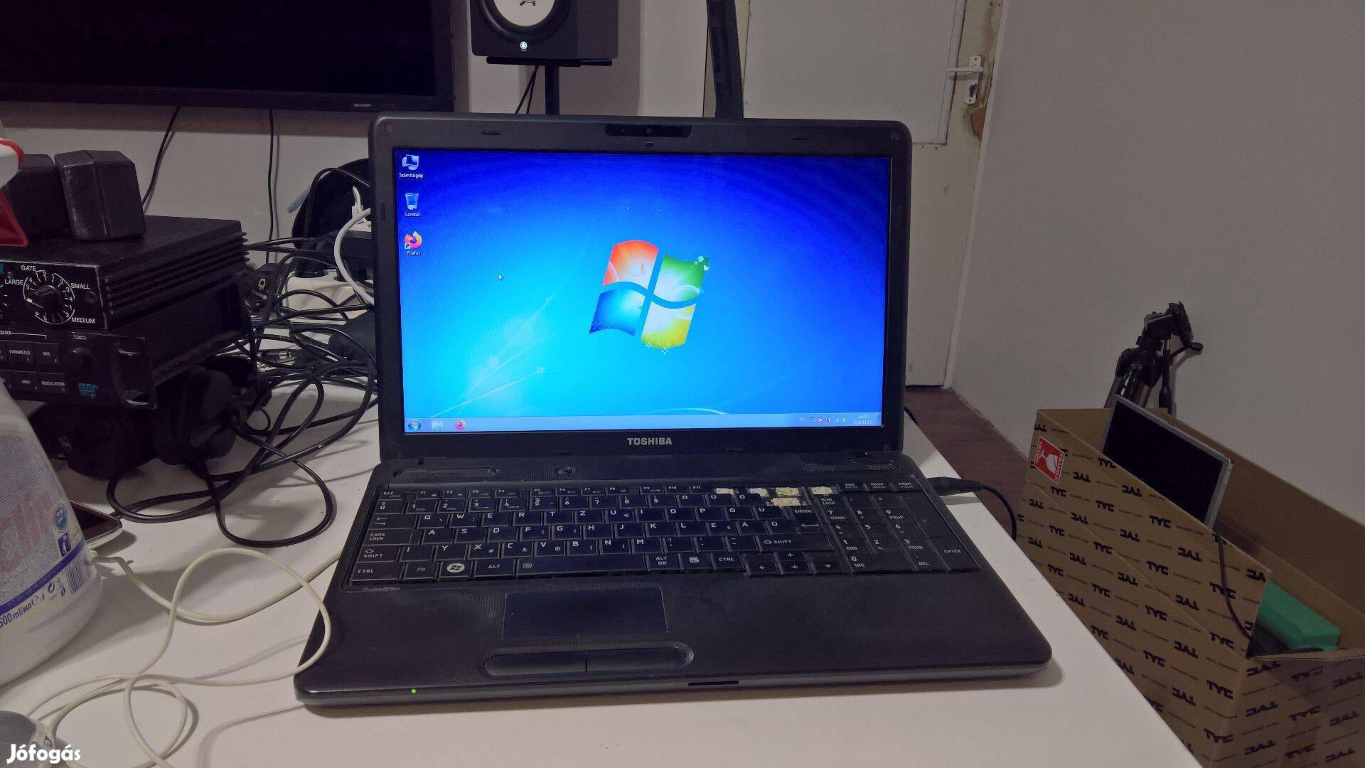 Olcsó Toshiba C660 laptop win 7 HD kijelző 2 magos laptop 9900ft