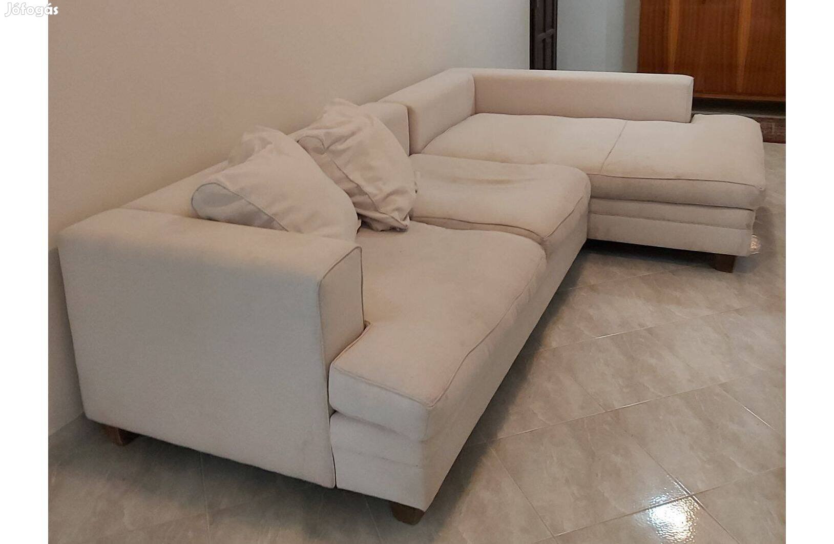 Olcsó, modern bézsszínű nagyméretű kényelmes kanapé eladó