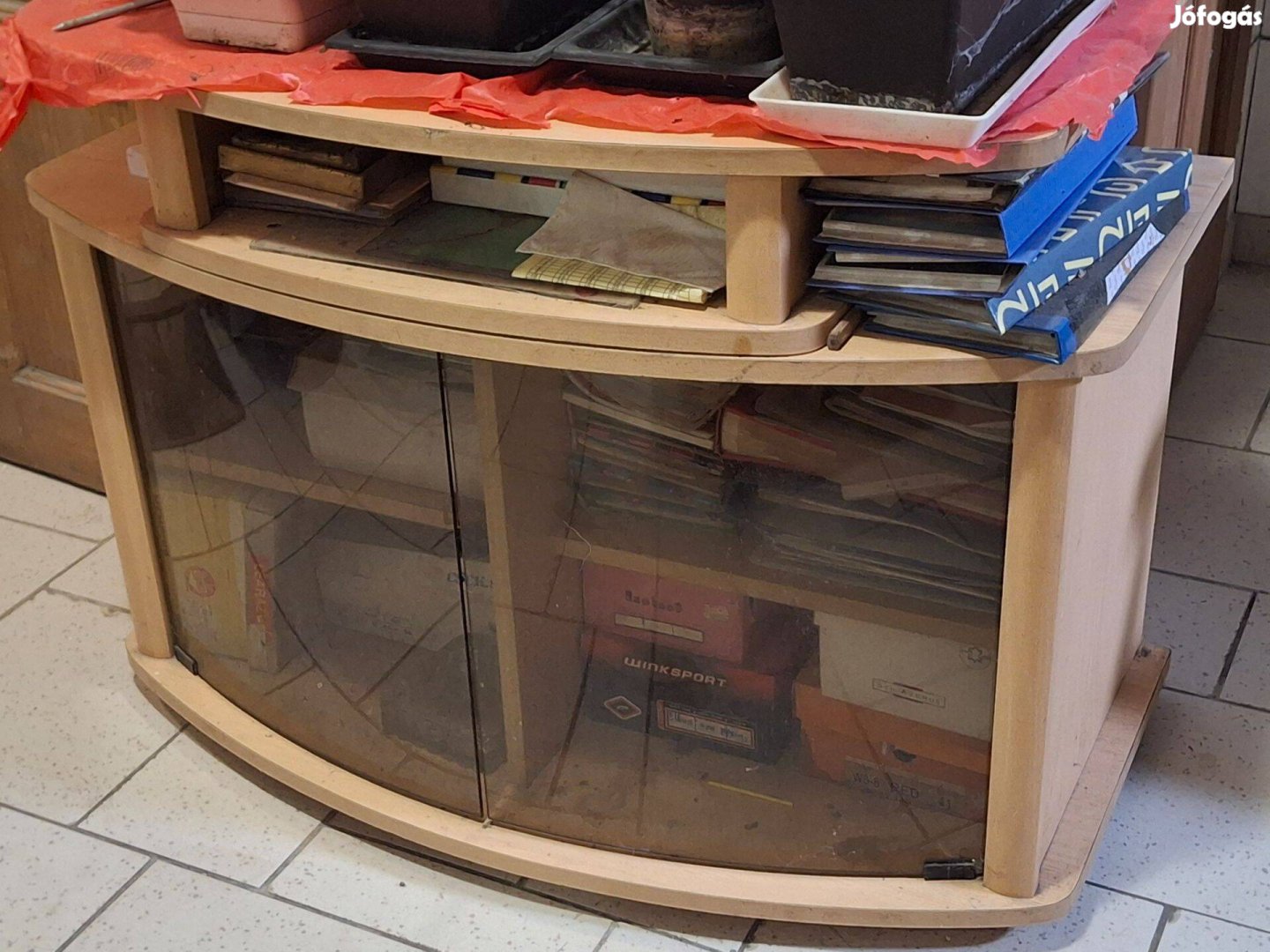 Olcsón eladó a képen látható vitrines TV szekrény!
