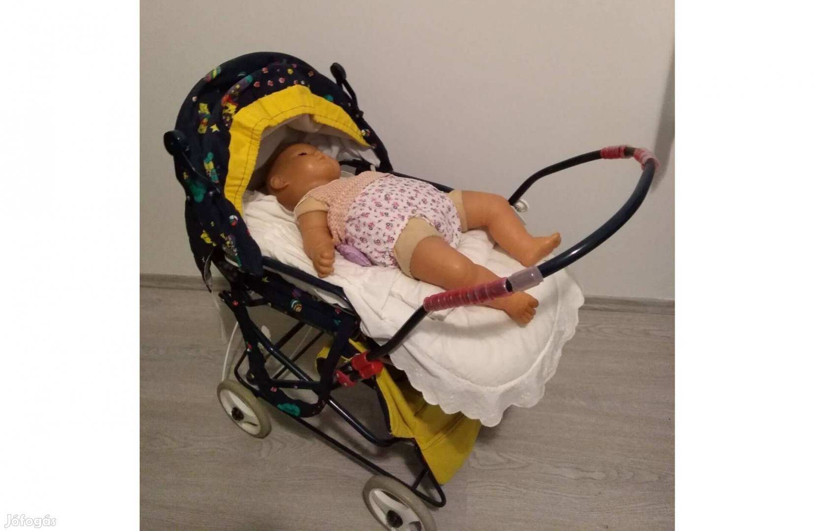 Olcsón eladó tolható játék babakocsi pólyás babával!