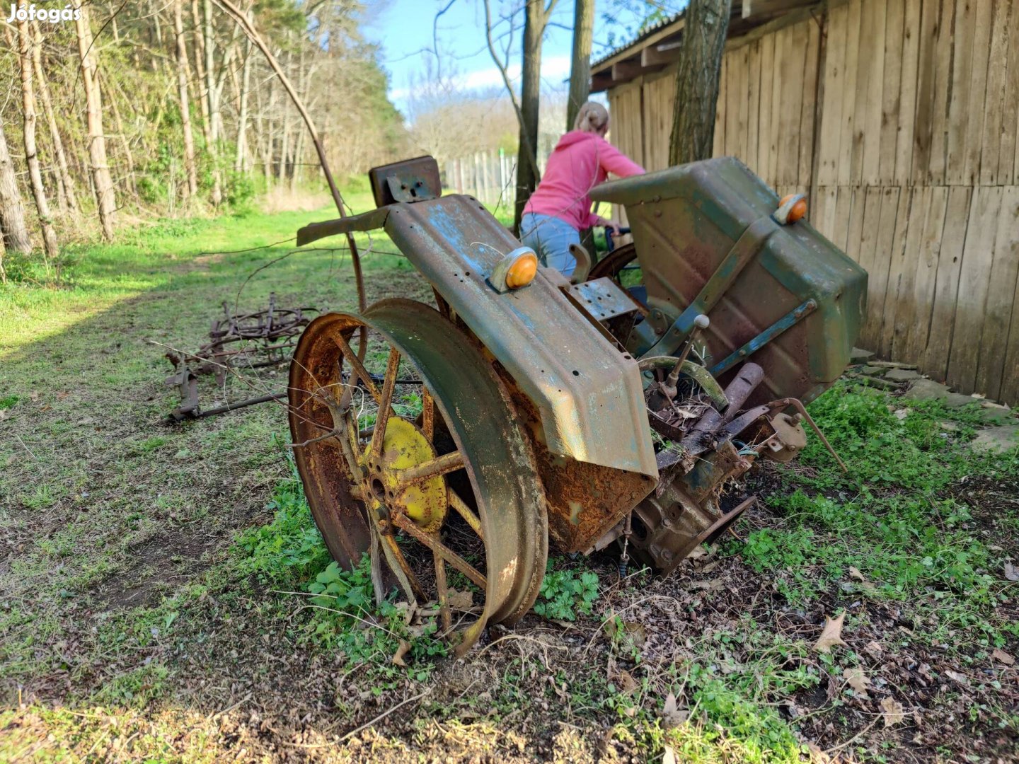 Oldtimer kistraktor hátsó része 