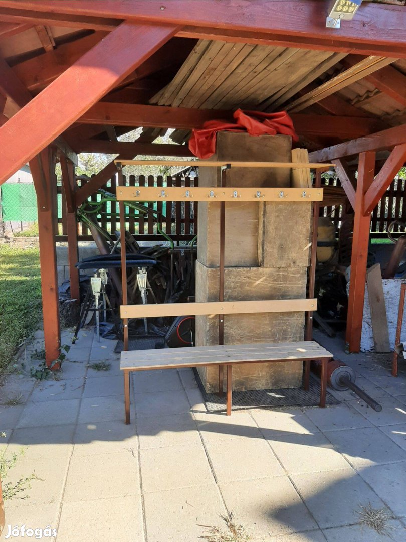 Öltözőpad új állapotban kalaptartós