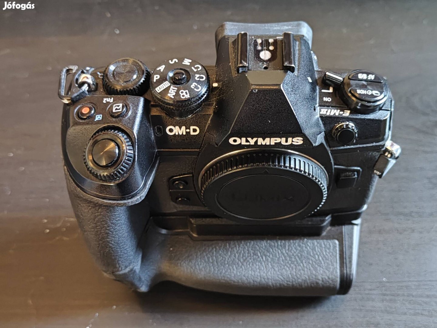 Olympus E-M1 Markii fényképezőgép markolattal