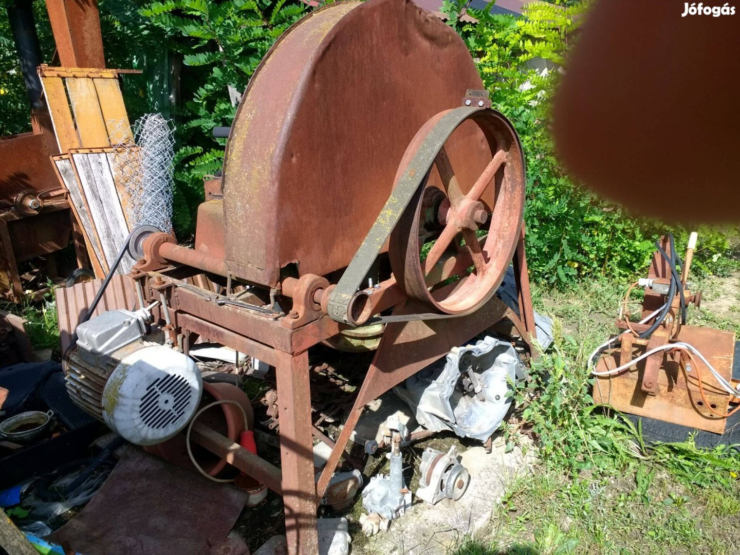 Önbehúzós ágaprító-szecskázó eladó