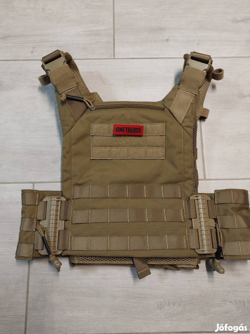 One Tigris Coyote katonai / airsoft plate carrier, taktikai mellény 