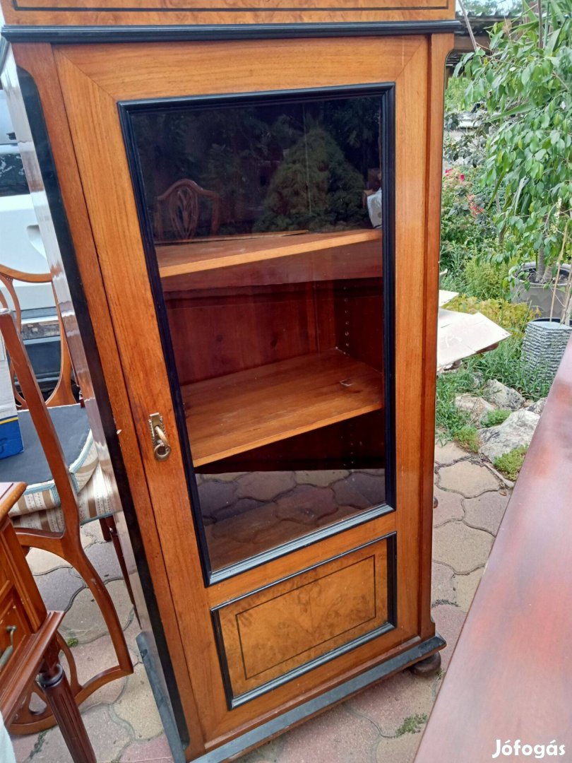 Ónémet vitrin rózsafa beeakással