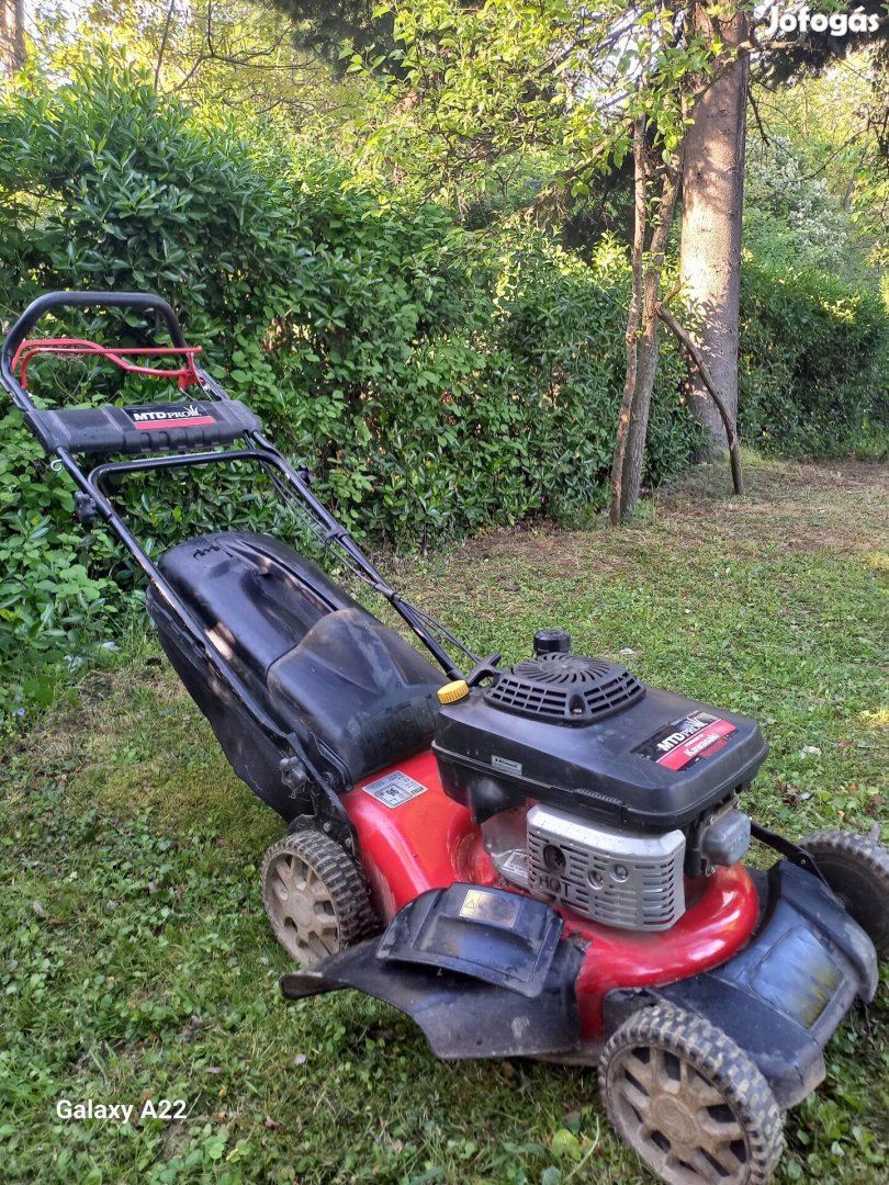 Önjáró benzinmotoros fűnyíró,  Kawasaki