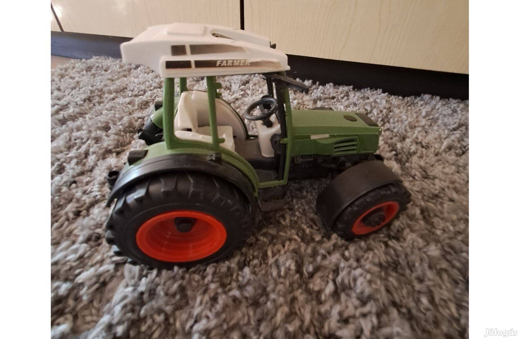 Önjáró zöld játék traktor 23cm