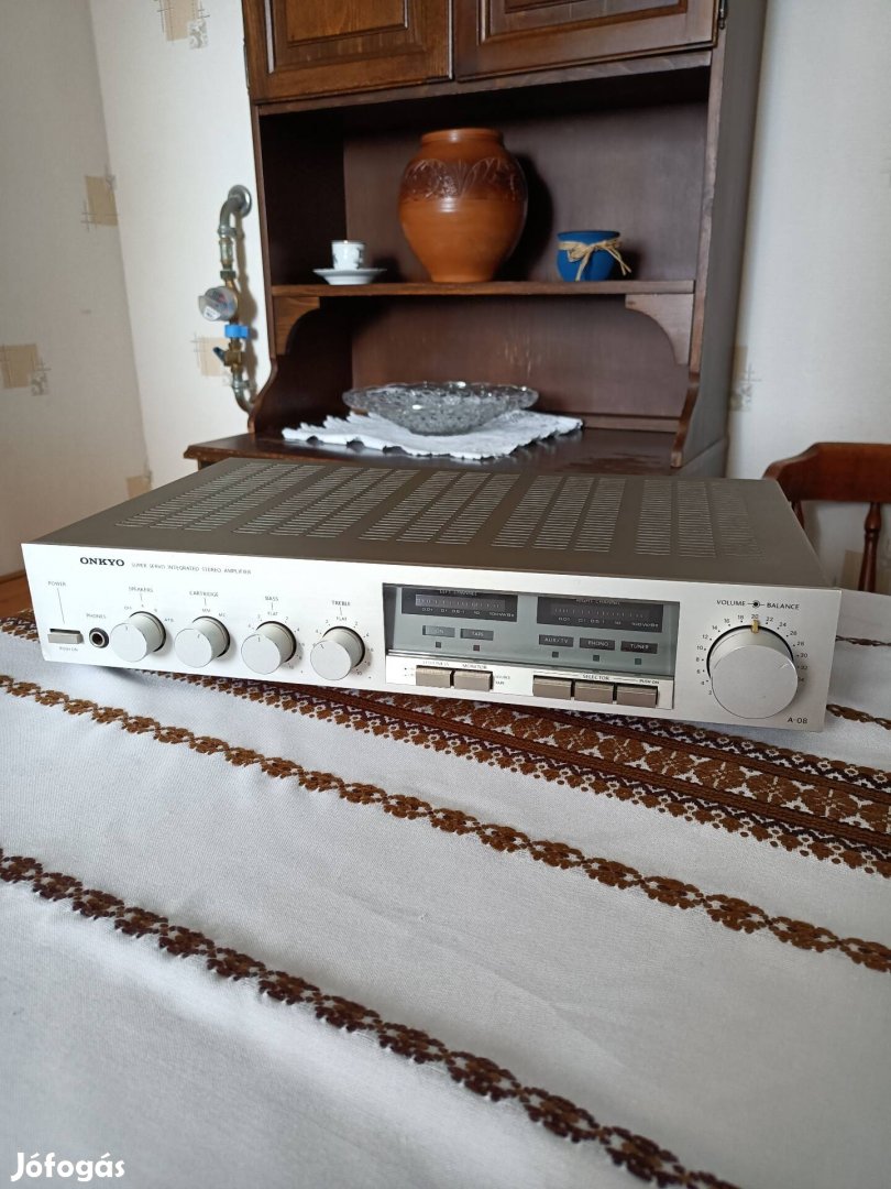 Onkyo erősítő a képen látható.