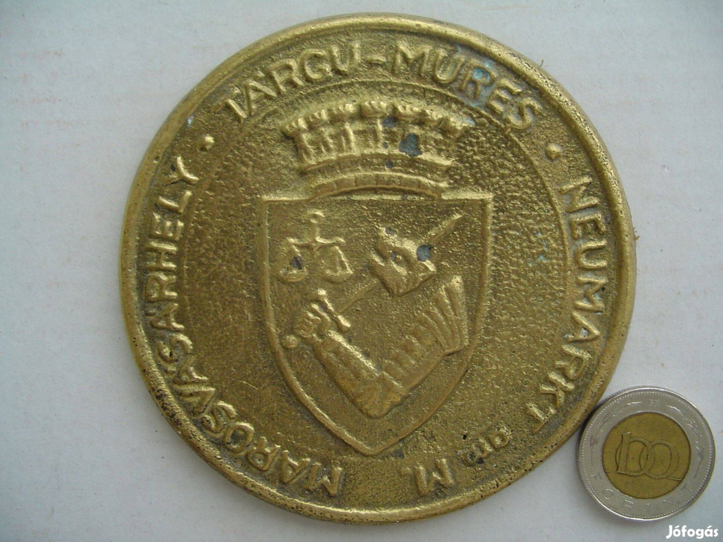 Öntött emlék plakett Marosvásárhely