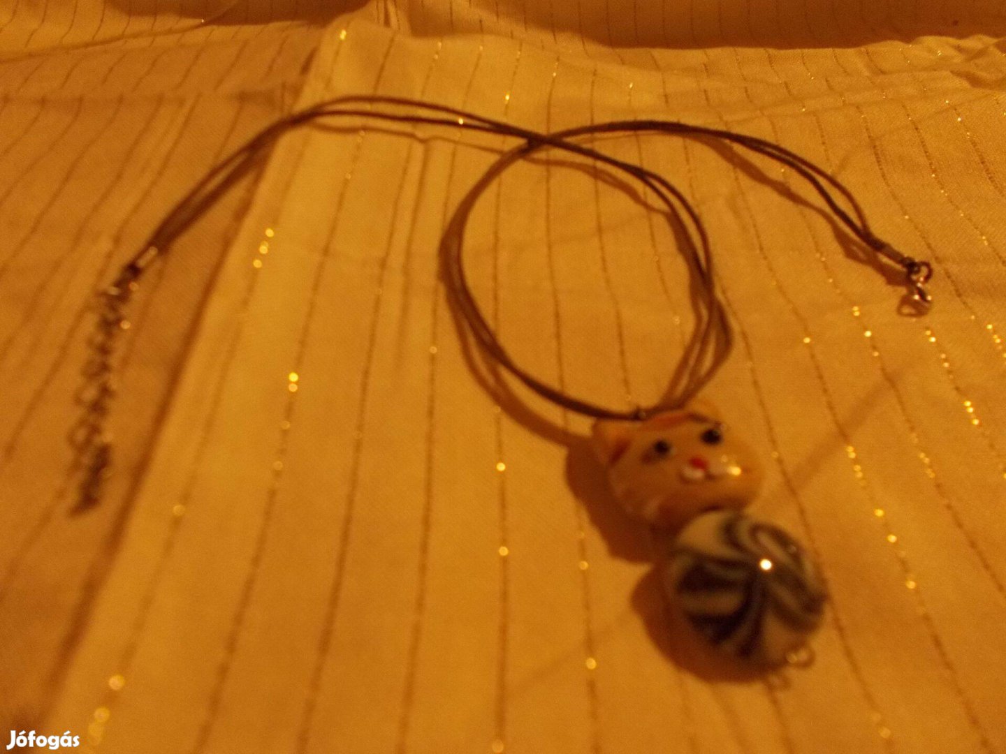 Öntött üveg medálos nyaklánc, cicás