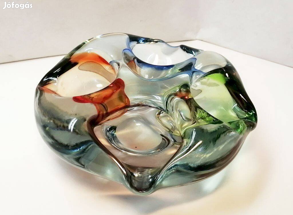 Öntött üveg szivárványos hamuzó tálka. A Muránói kézműves