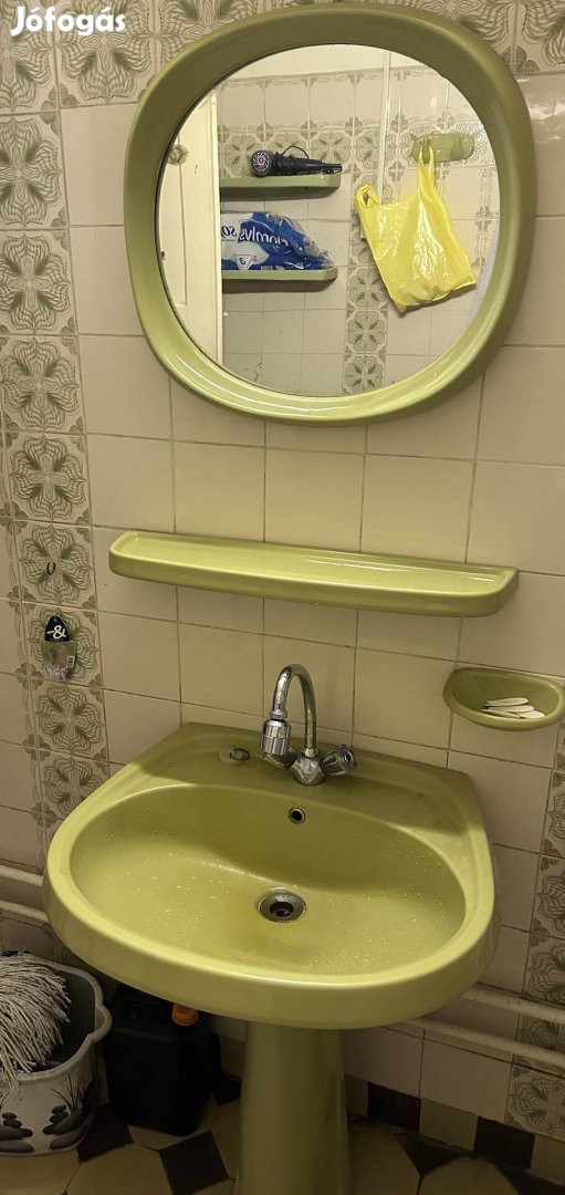 Öntöttvas fürdőkád porcelán tükör mosdó wc polc akasztó szappantartó