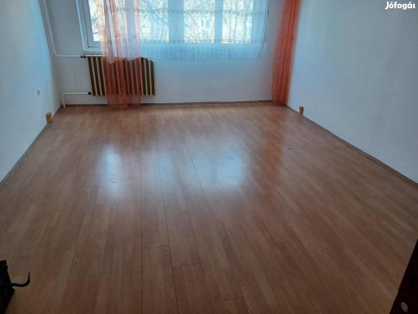 Öntöttvas kád, bontott parketta, panel beltéri ajtók,