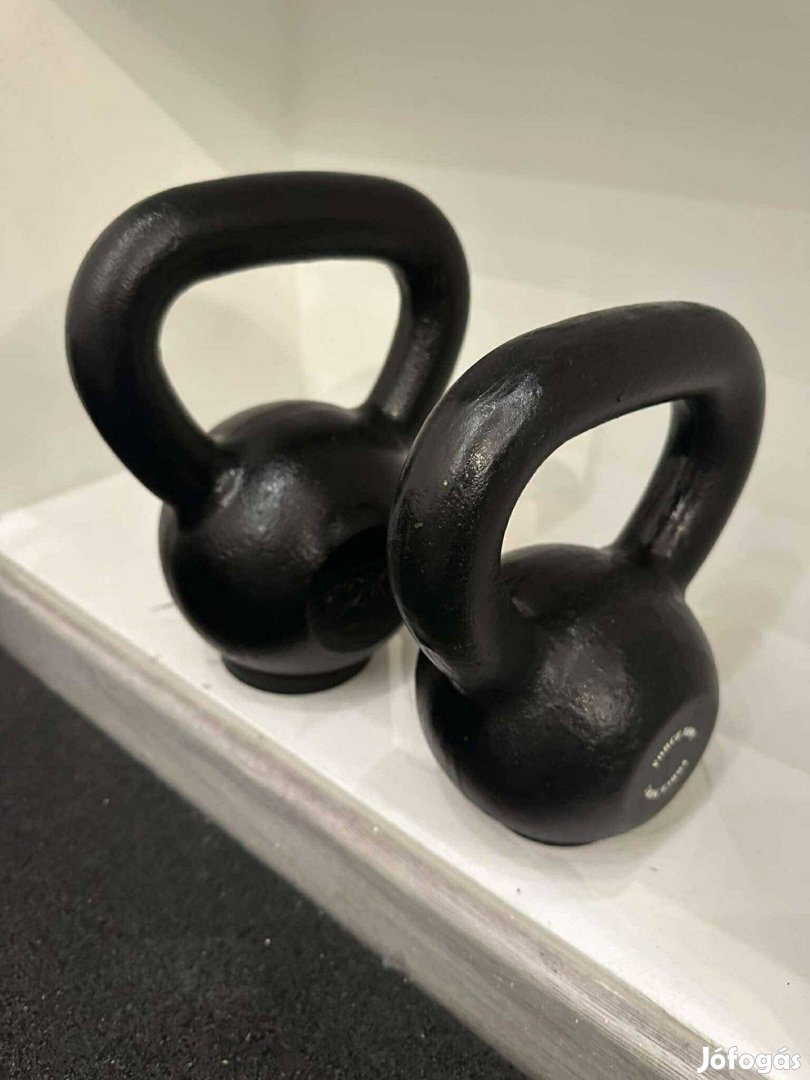 Öntöttvas kettlebell gumitalppal 8 és 12kg, fekete