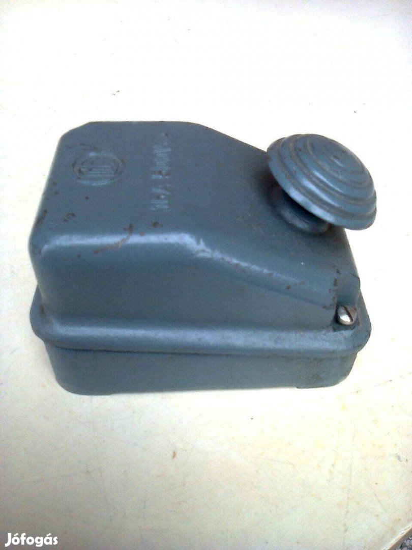 Öntvényházas bistabil lábkapcsoló ki-be