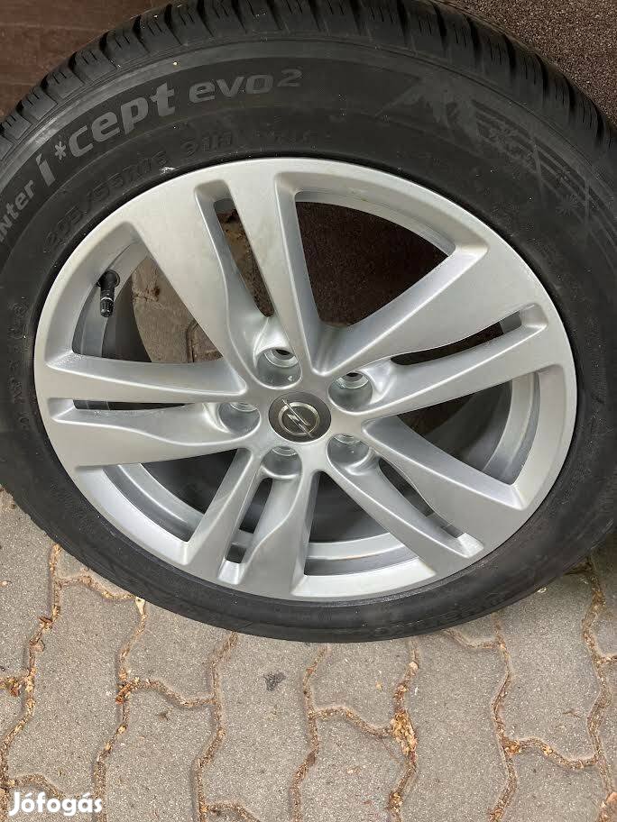 Opel 10 küllős K Astra alufelni négyévszakos gumival, szenzorral