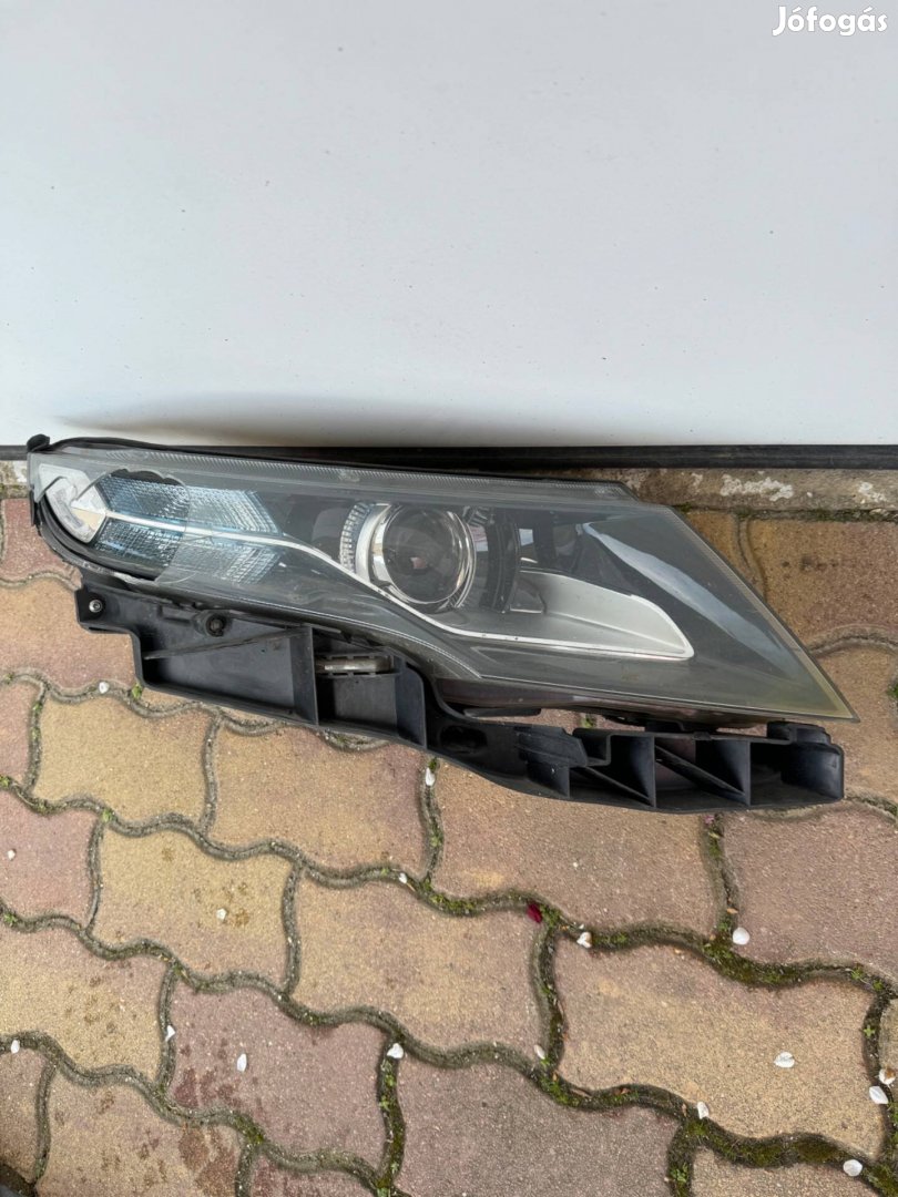 Opel Ampera jobb első lámpa sérült plexivel, egyébként működik