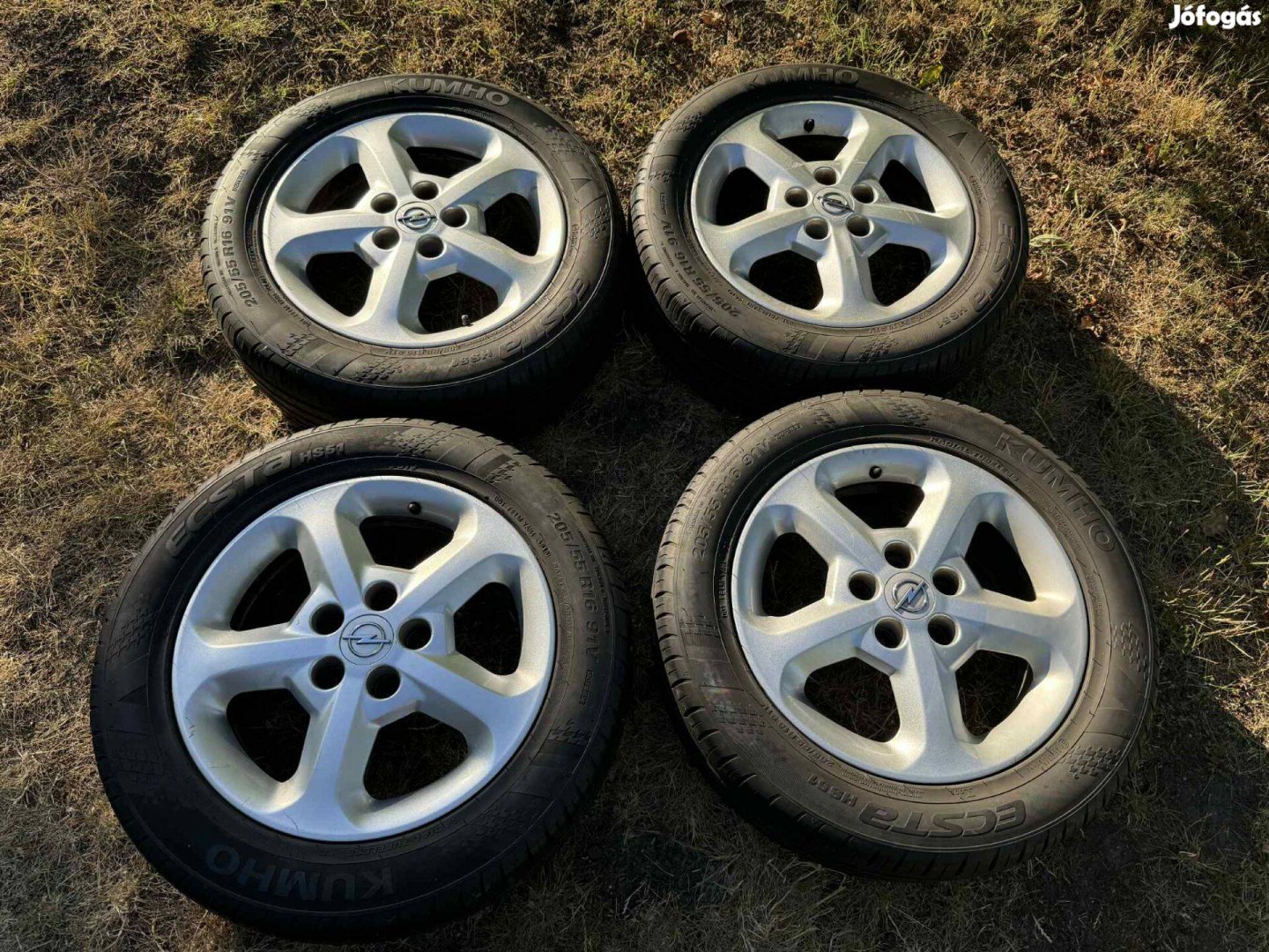 Opel Astra H 5 x110 Kumho 205/55 R16 gumikkal
