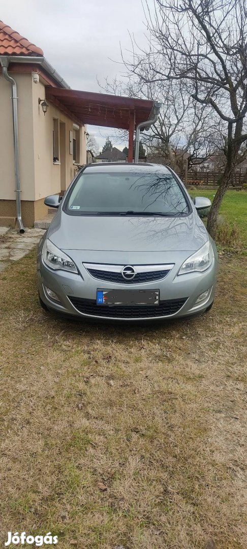 Opel Astra J 1.4T magánszemélytől , friss műszakival.
