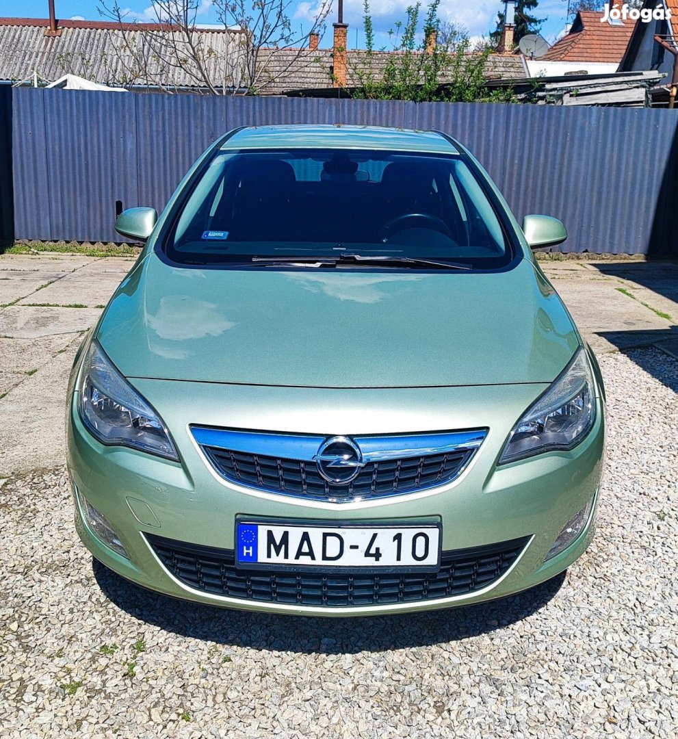 Opel Astra J 1.4 Selection Mo-i autó újszerű ál...