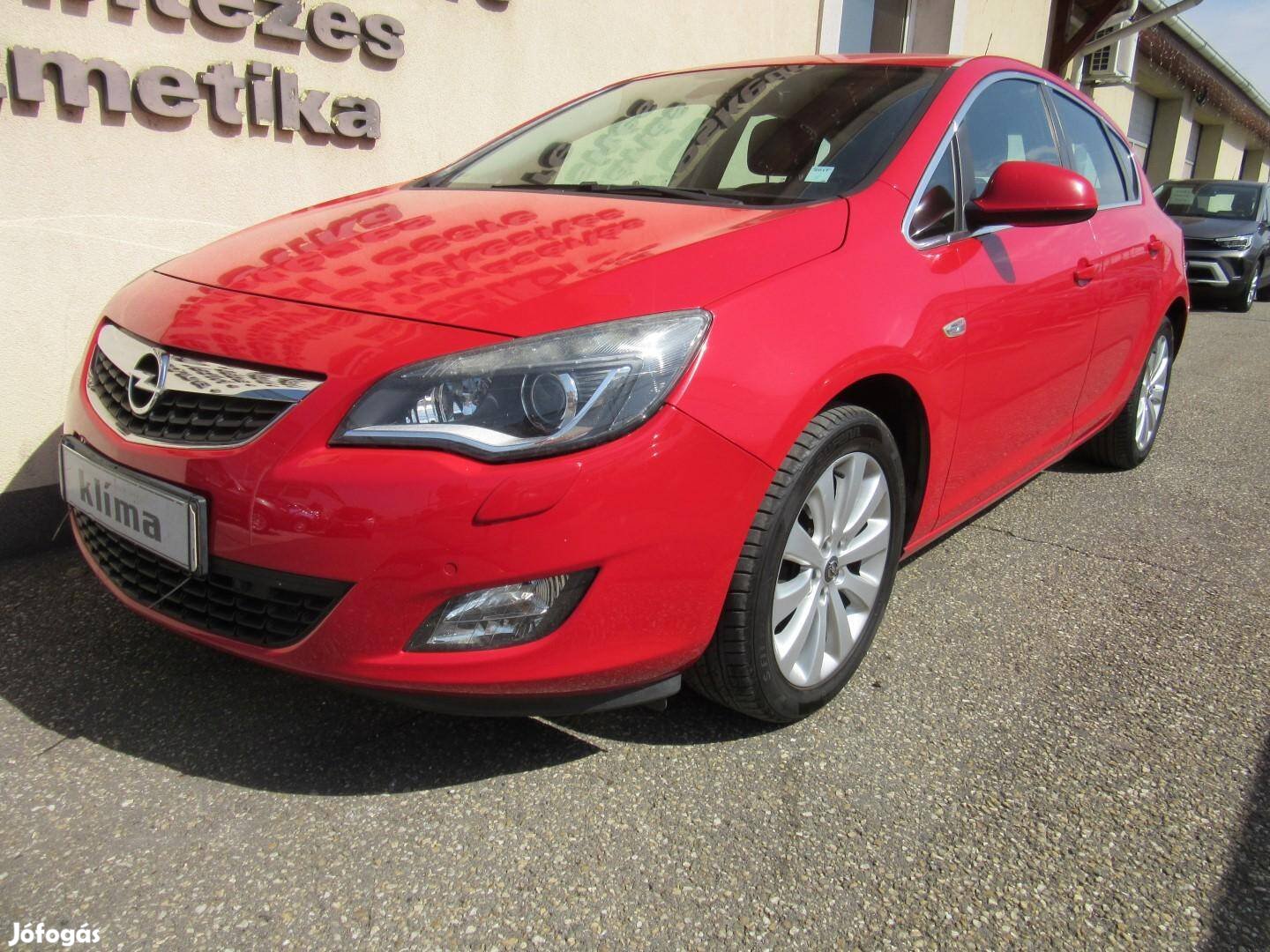 Opel Astra J 1.4 T Cosmo Digitklima. Tempomat....