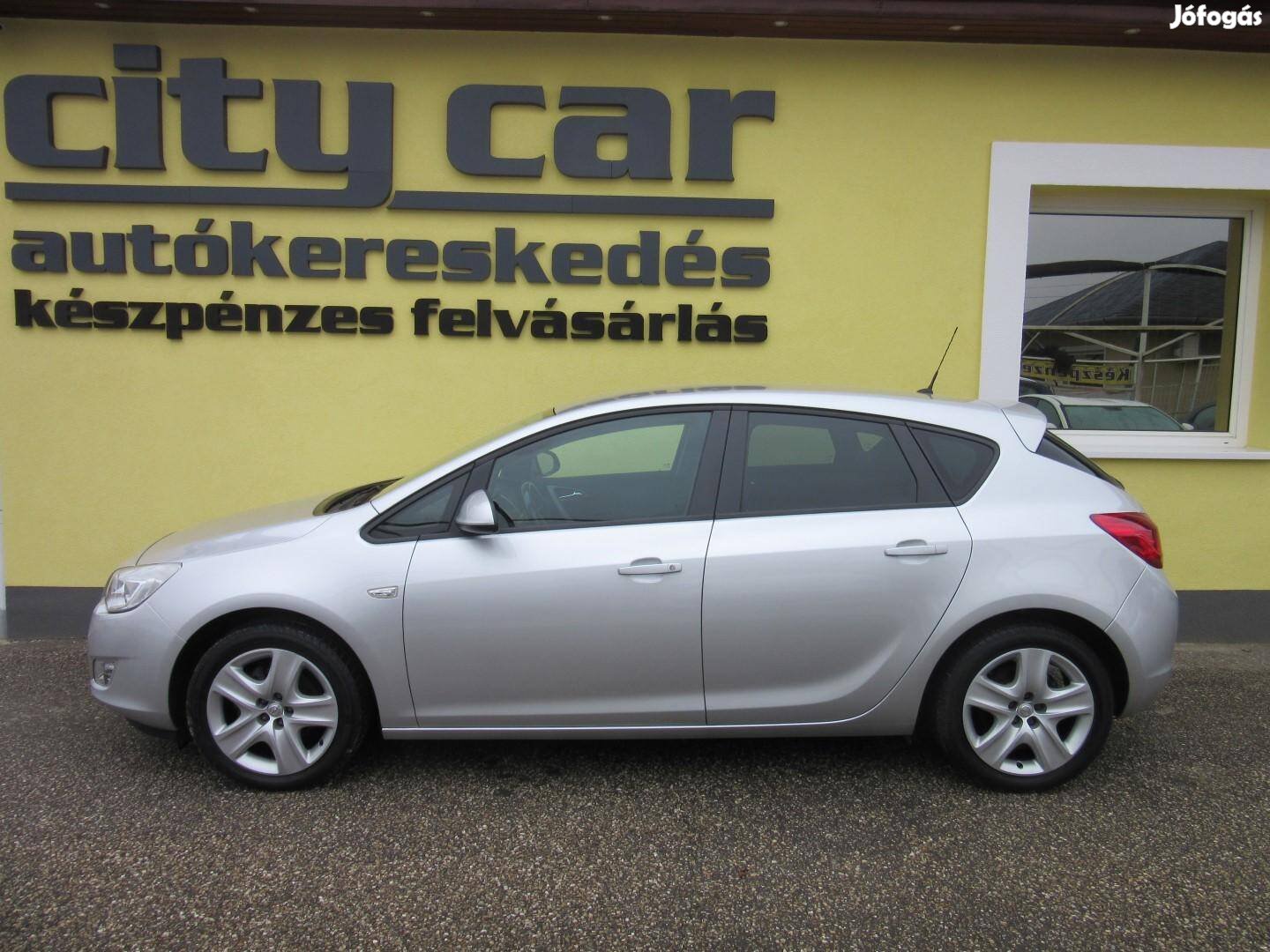 Opel Astra J 1.6 Enjoy Tempomat. Klima. Vonóhor...