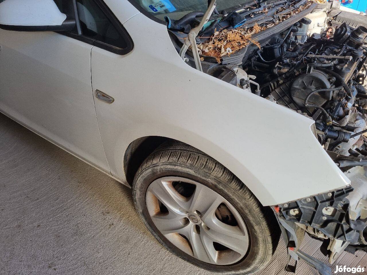 Opel Astra J Jobb első Sárvédő Fehér 6042