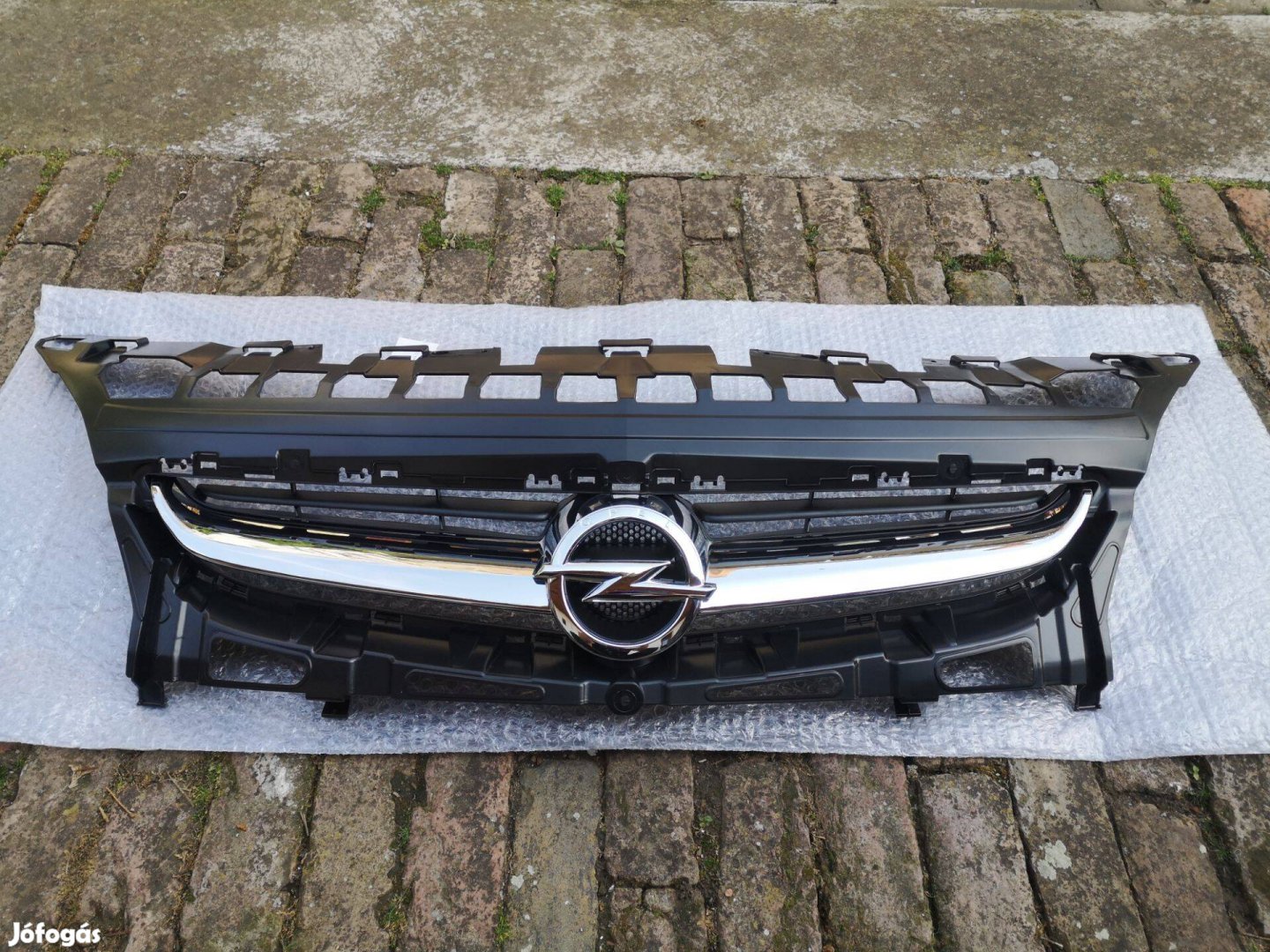 Opel Astra J facelift hűtőrács krómmal emblémával