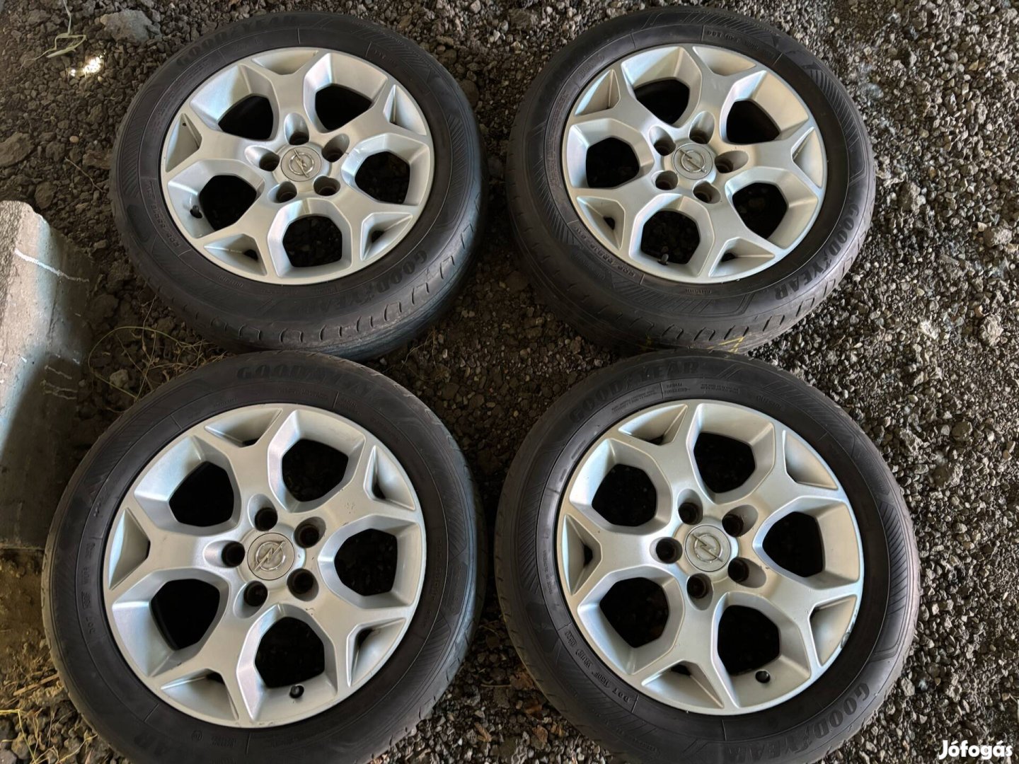 Opel B Zafira gyári könnyű fémfelni nyári Goodyear gumikkal eladó