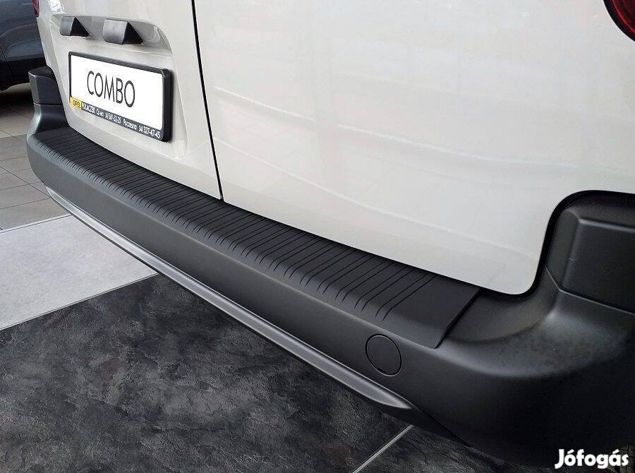Opel Combo 2018-tól Műanyag Lökhárítóvédő Csomagtérajtóhoz