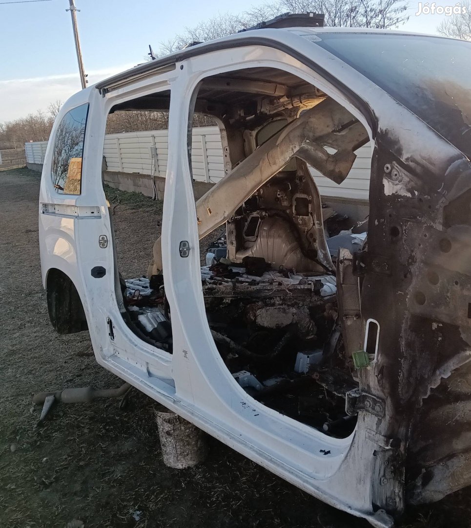 Opel Combo E jobb oldala küszöbbel, B oszloppal és hátsó sárvédővel