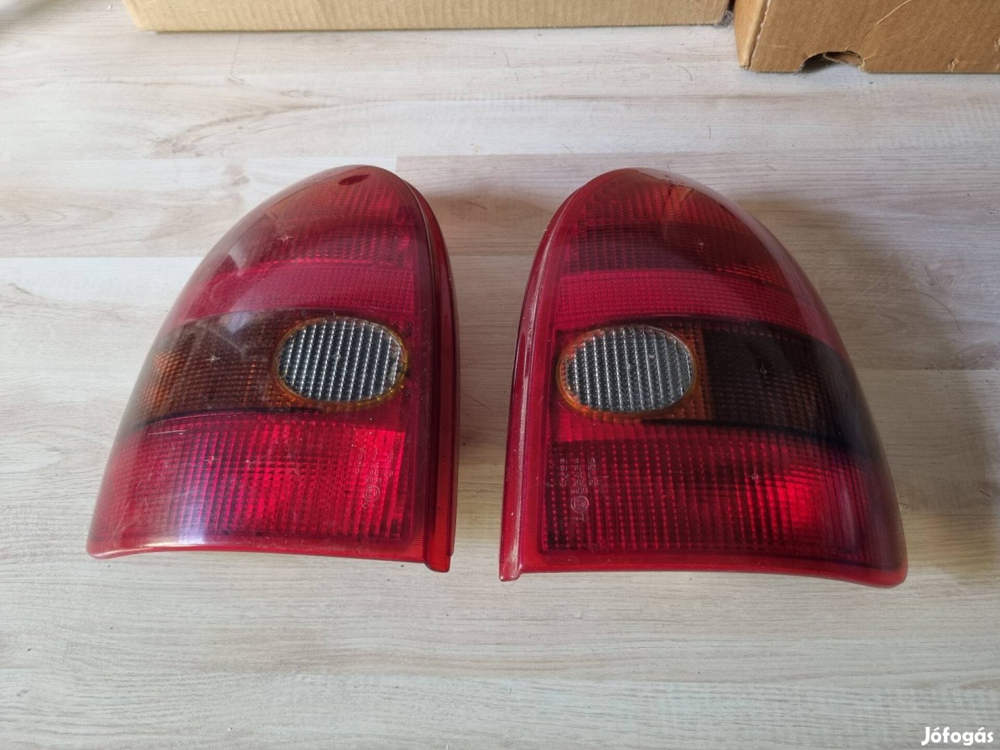 Opel Corsa hatsó lampa parban. 