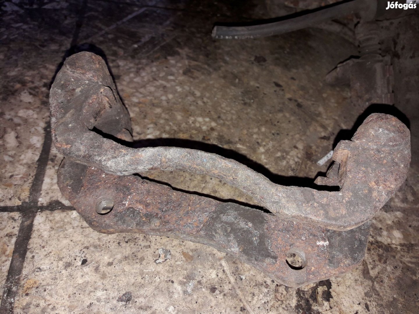 Opel Frontera A Jobb Első Féknyereg Tartó