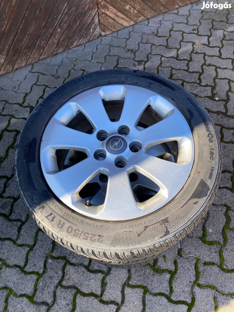 Opel Insignia 17-es gyárialufelni téligumival