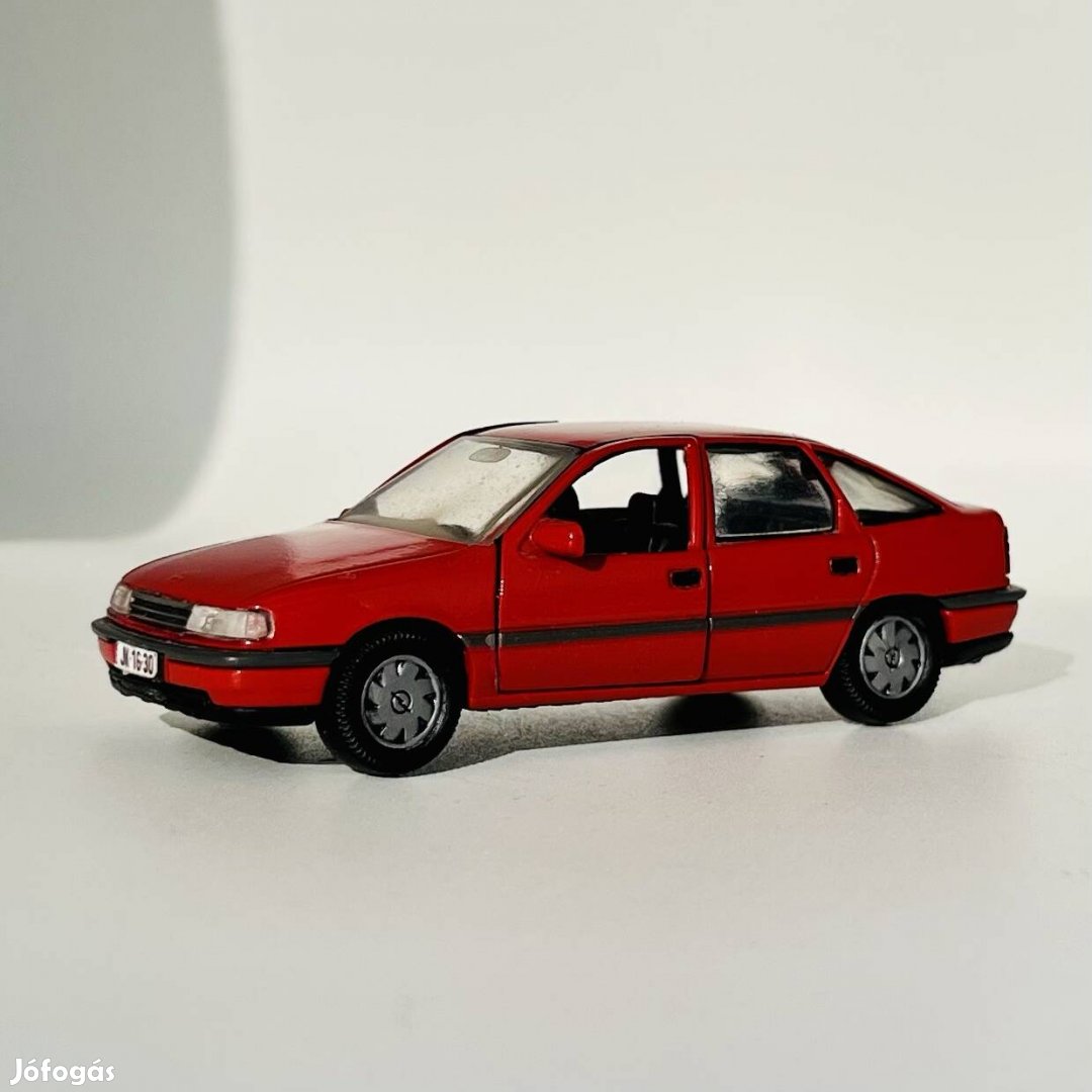 Opel Vectra A 1/43 modell Nyitható autómodell 1:43 Ritka modellautó