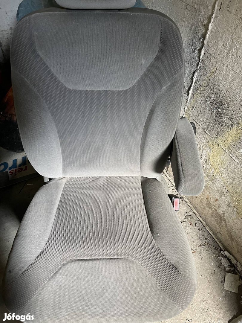 Opel Vivaró jobb oldali ülés felnik gumival