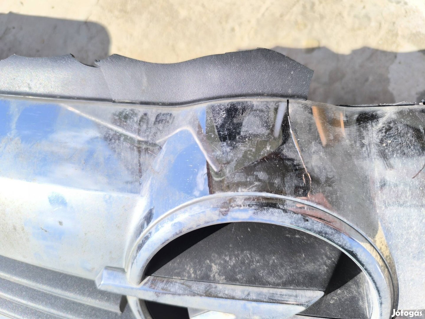 Opel Zafira B hűtőrács, logó 