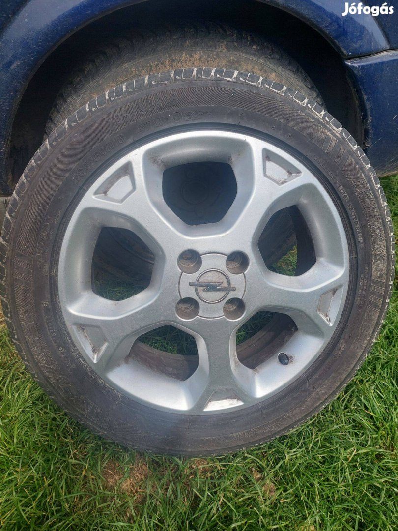Opel astra alufelni nyári gumival