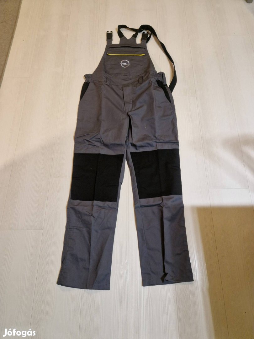 Opel logóval ellátott munkásruha