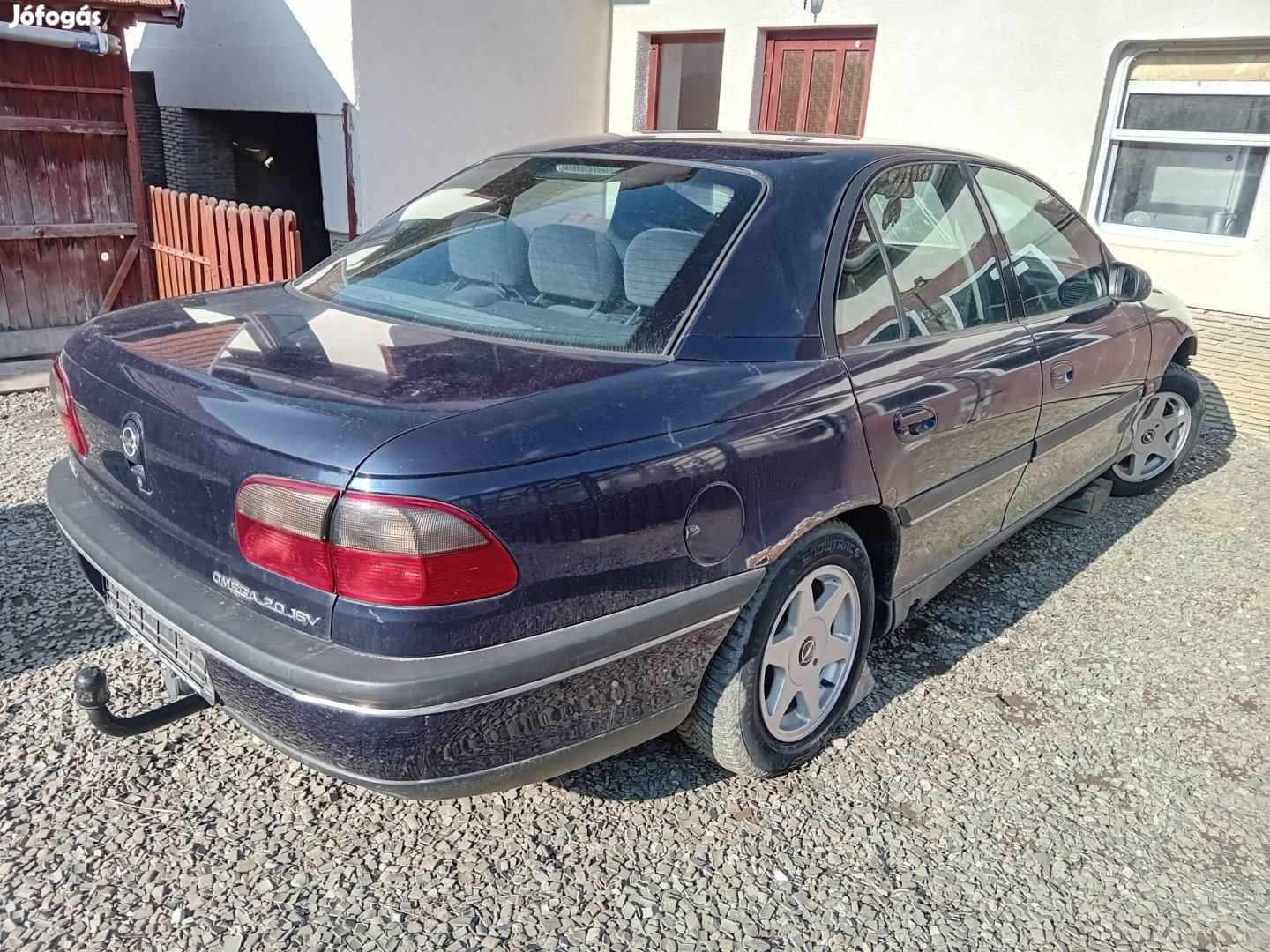 Opel omega megmentőre vár